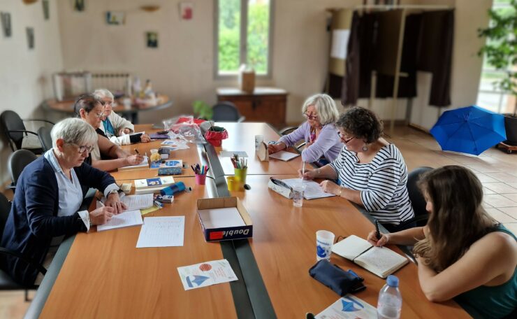 Les participantes à l'atelier d'écriture très concentrées